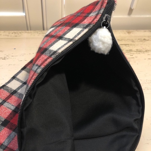 Christmas themed monogrammed pouch - Picture 3 of 5